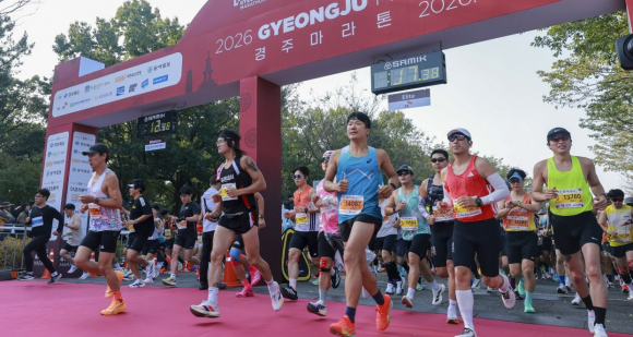 17일 경주시민운동장 앞에서 열린 ‘동아일보 2026 경주 국제마라톤대회’에서 국내외 참가 선수들이 힘차게 출발하고 있다.