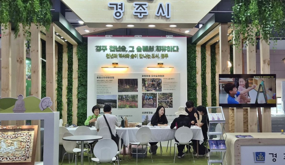 2026 경상북도 산림박람회가 열린 포항종합운동장 만인당에 마련된 경주시 홍보부스에서 방문객들이 목공 체험을 하고 있다.