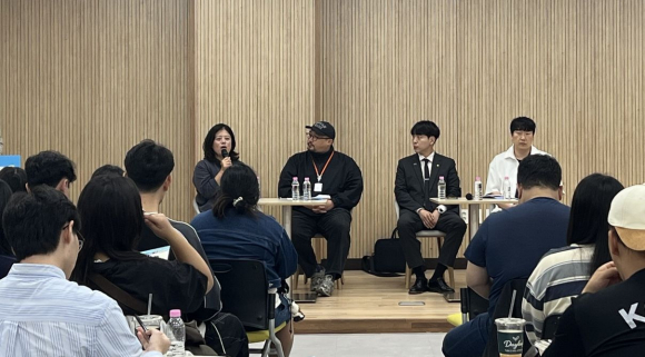 16일 황오커뮤니티센터에서 열린 '경주학 시민 토크콘서트 경주, 요즘 어때'에서 참가자들이 지역 청년의 삶과 경주의 미래를 주제로 이야기를 나누고 있다.