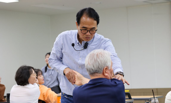 박성률 한수원축구단 단장이 지난 15일 경주시 장애인 기초재활교육센터에서 열린 ‘찾아가는 건강교실’에서 참석자를 대상으로 자세 교정 실습을 진행하고 있다.