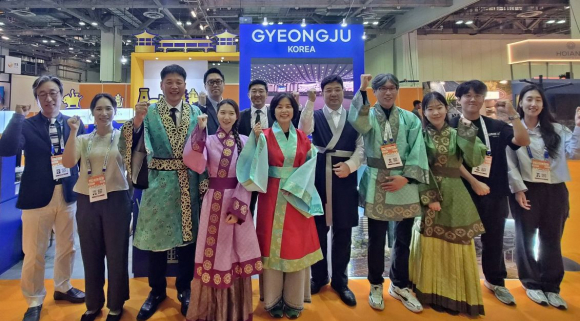 지난 21~23일 싱가포르 마리나 베이 샌즈 전시컨벤션센터에서 열린 ‘ITB Asia 2026’에서 경주시와 경주화백컨벤션뷰로 관계자들이 경주 홍보관 앞에서 기념촬영을 하고 있다.